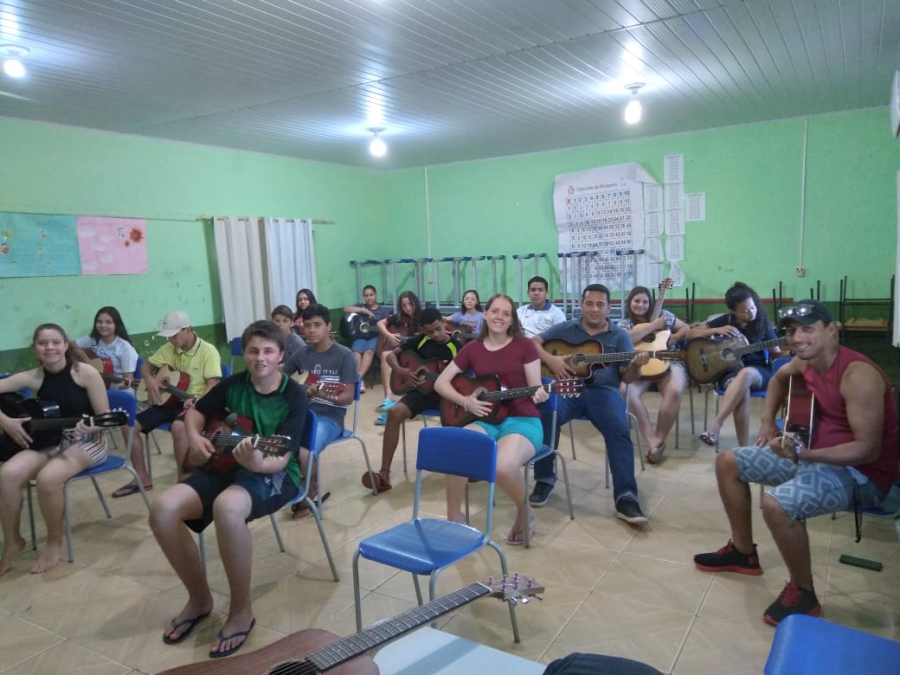 Prefeitura de Nova Ubiratã promove oficina de violão no distrito de Piratininga