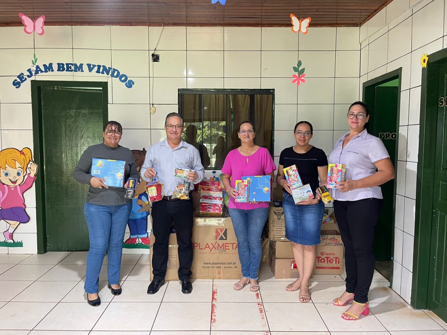 Poder Executivo e Legislativo realizam entrega de brinquedos no CEMEI Dois Pinheiro   