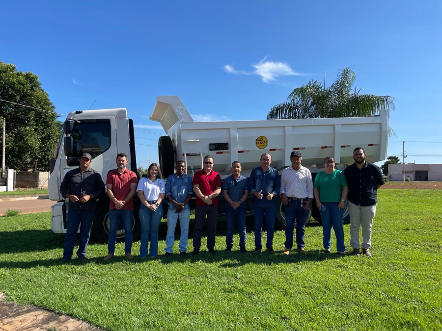 Prefeitura Municipal realiza entrega de um caminhão caçamba adquirido com recursos do FETHAB Diesel