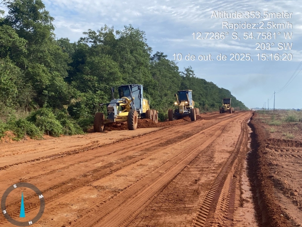 Secretaria de Obras realiza Patrolamento e Escoamento de água na via MT-242