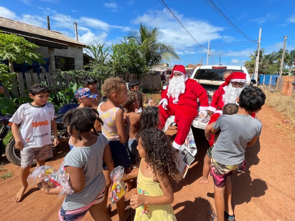 Prefeitura Municipal de Nova Ubiratã realizou a entrega de doces para as crianças pelas ruas da cidade   