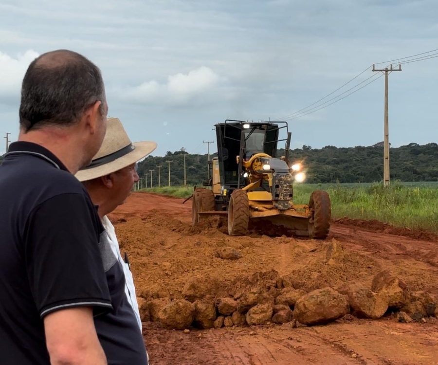 Autoridades Municipais acompanham os trabalhos que estão sendo realizados nas estradas em virtude do período chuvoso   