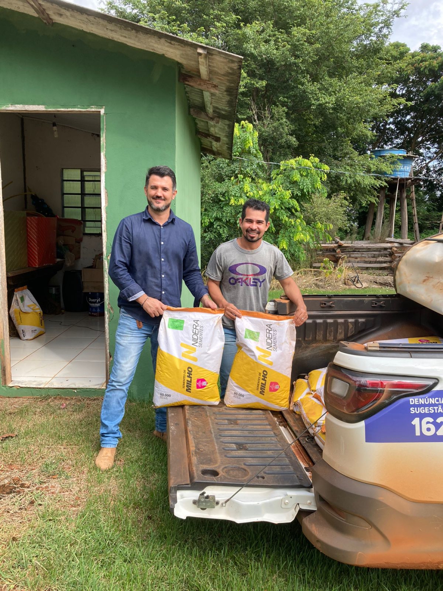 Secretaria de Agricultura realizou entrega de sacos de milho para associados da APROGER do distrito de Entre Rios