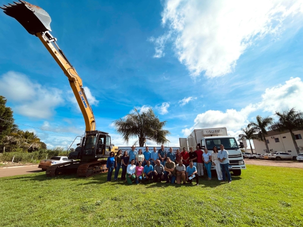 Prefeitura Municipal realiza a entrega de uma escavadeira hidráulica, um caminhão baú refrigerado e equipamentos de apicultura 