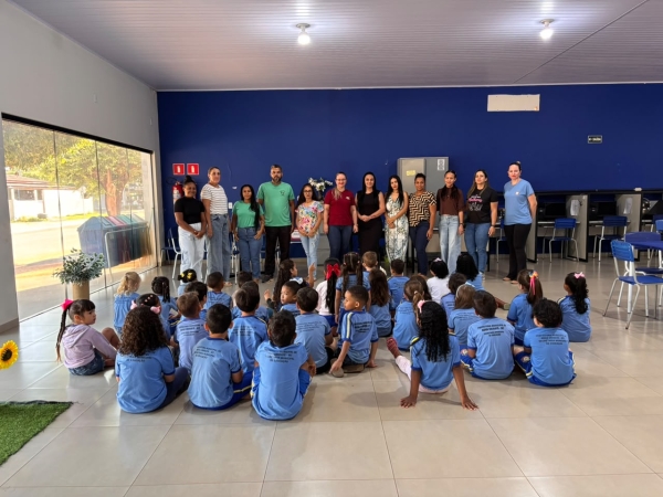 Alunos do CEMEI Dois Pinheiros visitam Biblioteca Municipal de Nova Ubirat&atilde;