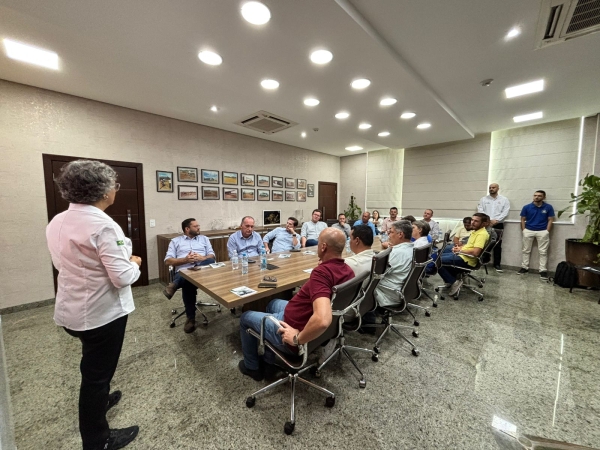 Representantes do Poder Executivo participam de reuni&atilde;o em busca de solu&ccedil;&otilde;es modernas para limpeza urbana em Nova Ubirat&atilde;