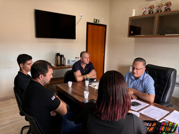 Prefeito e Vice-prefeito estiveram recebendo no gabinete municipal representantes da Associação de Artes Marciais do distrito de Entre Rios