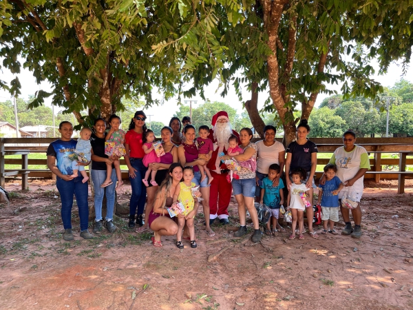 A Prefeitura Municipal esteve distribuindo doces e brinquedos nos distritos e comunidades de Santa Terezinha do Rio Ferro, ST Madeiras, Entre Rios e Sinopão   