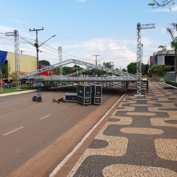 Servidores do Departamento de Infraestrutura trabalham a todo vapor na montagem da estrutura para a 1ª Marcha para Jesus de Nova Ubiratã