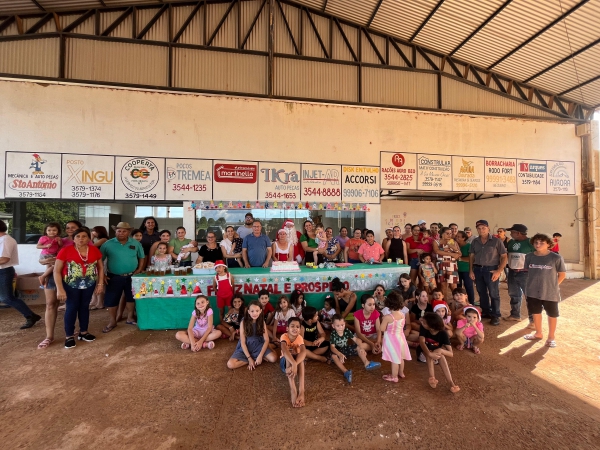 Secretaria de Assistência Social realiza entrega de doces e brinquedos para as crianças do Assentamento Cedro Rosa com o apoio da comunidade local