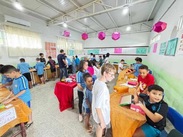 Feira do Conhecimento mobiliza alunos da Escola Municipal Tancredo Neves