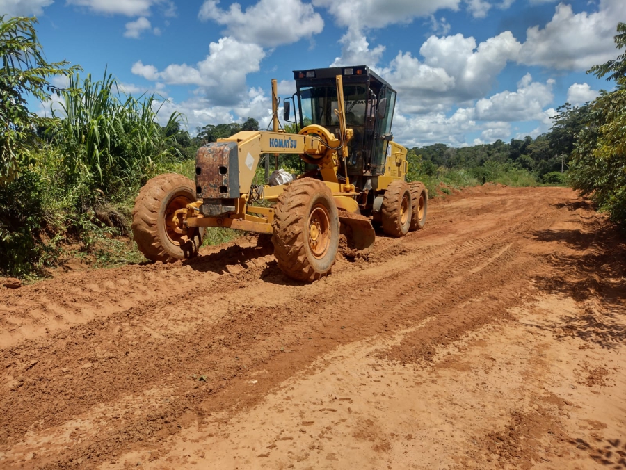 Prefeitura de Nova Ubiratã promove melhorias na estrada de acesso ao Distrito de Santo Antônio do Rio Bonito até a Usina: Cascalhamento e escoamento garantem segurança viária.