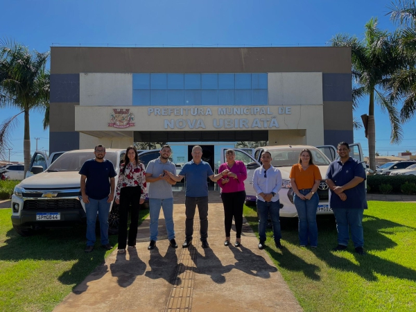 Prefeitura Municipal realiza entrega de uma picape S10 e uma picape Hilux 