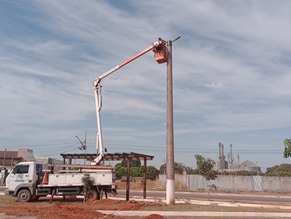 Secretaria de Obras e infraestrutura de Nova Ubiratã instala nova iluminação no bairro Jardim Primavera