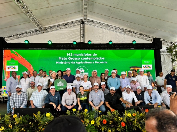 Nova Ubirat&atilde; &eacute; contemplada com m&aacute;quinas do Programa PROMAQ durante cerim&ocirc;nia em Cuiab&aacute;