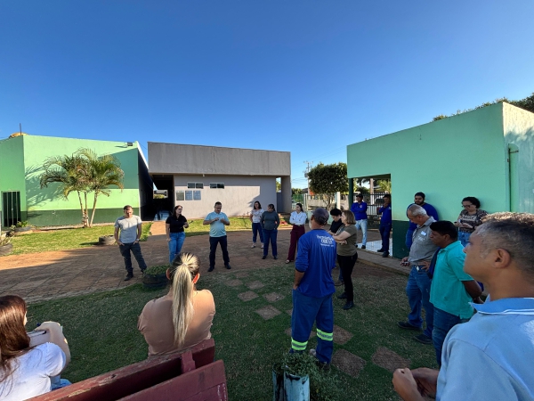 Prefeito, secretários e demais servidores municipais se reúnem para planejar revitalização da Escola Municipal Tancredo Neves e da quadra escolar