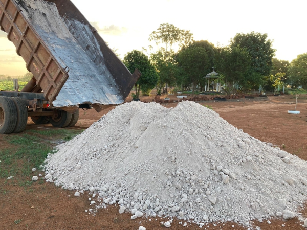 Secretário de Agricultura realiza entrega de calcário para produtores do município