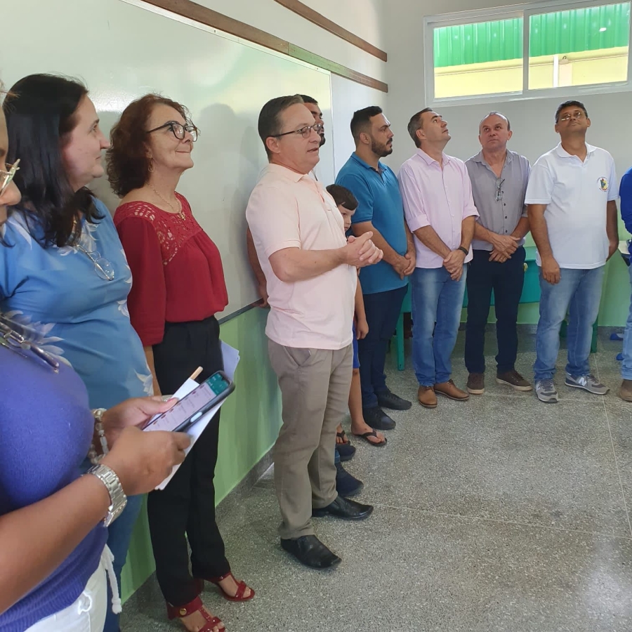 Poder executivo e Legislativo realizaram a entrega de 5 salas de aula revitalizadas na Escola Municipal Tancredo Neves