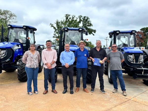 Nova Ubiratã é contemplada com trator agrícola e recursos para construção de nova creche