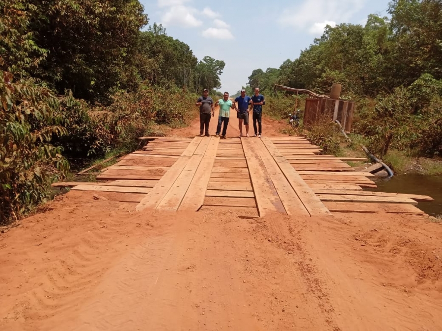 Subprefeitura do distrito de Entre Rios reforma mais uma ponte de madeira