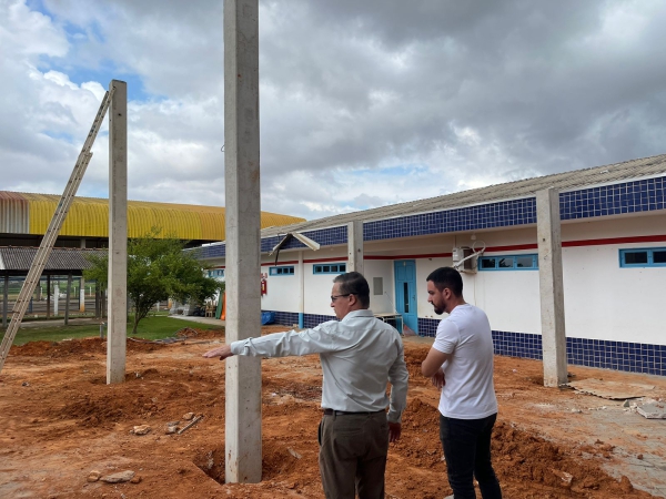 Autoridades Municipais estiveram realizando vistoria em obra que está em execução no CEMEI Pequeno Anjo no bairro Jardim Vitória