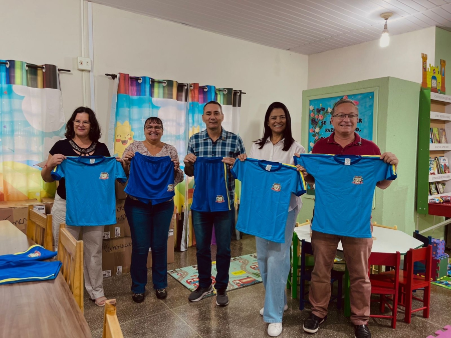 Poderes Executivo e Legislativo realizam a entrega de uniformes e TVs na Escola Municipal Tancredo Neves