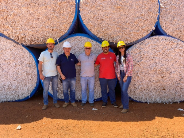 Prefeitura Municipal por meio da Secretaria de Agricultura recebe resíduos de algodões da empresa GVR Cotton