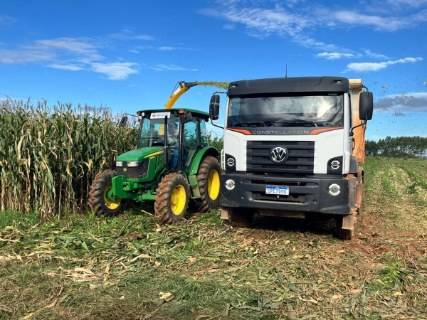 Secretaria Municipal de Agricultura fortalece a cadeia do leite com produ&ccedil;&atilde;o de silagem no Assentamento Cedro Rosa