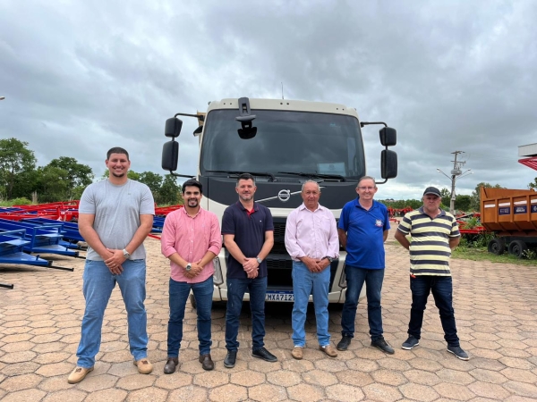 Secretaria de Agricultura &eacute; contemplada com equipamentos agr&iacute;colas e um ve&iacute;culo para fortalecer a Agricultura Familiar em Nova Ubirat&atilde;