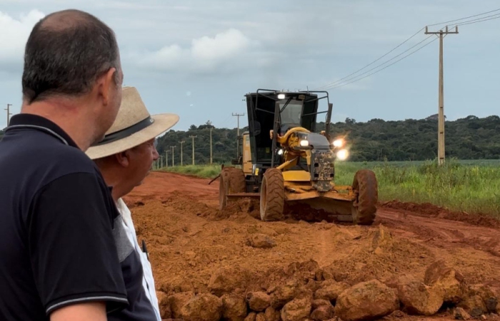 Autoridades Municipais acompanham os trabalhos que estão sendo realizados nas estradas em virtude do período chuvoso   